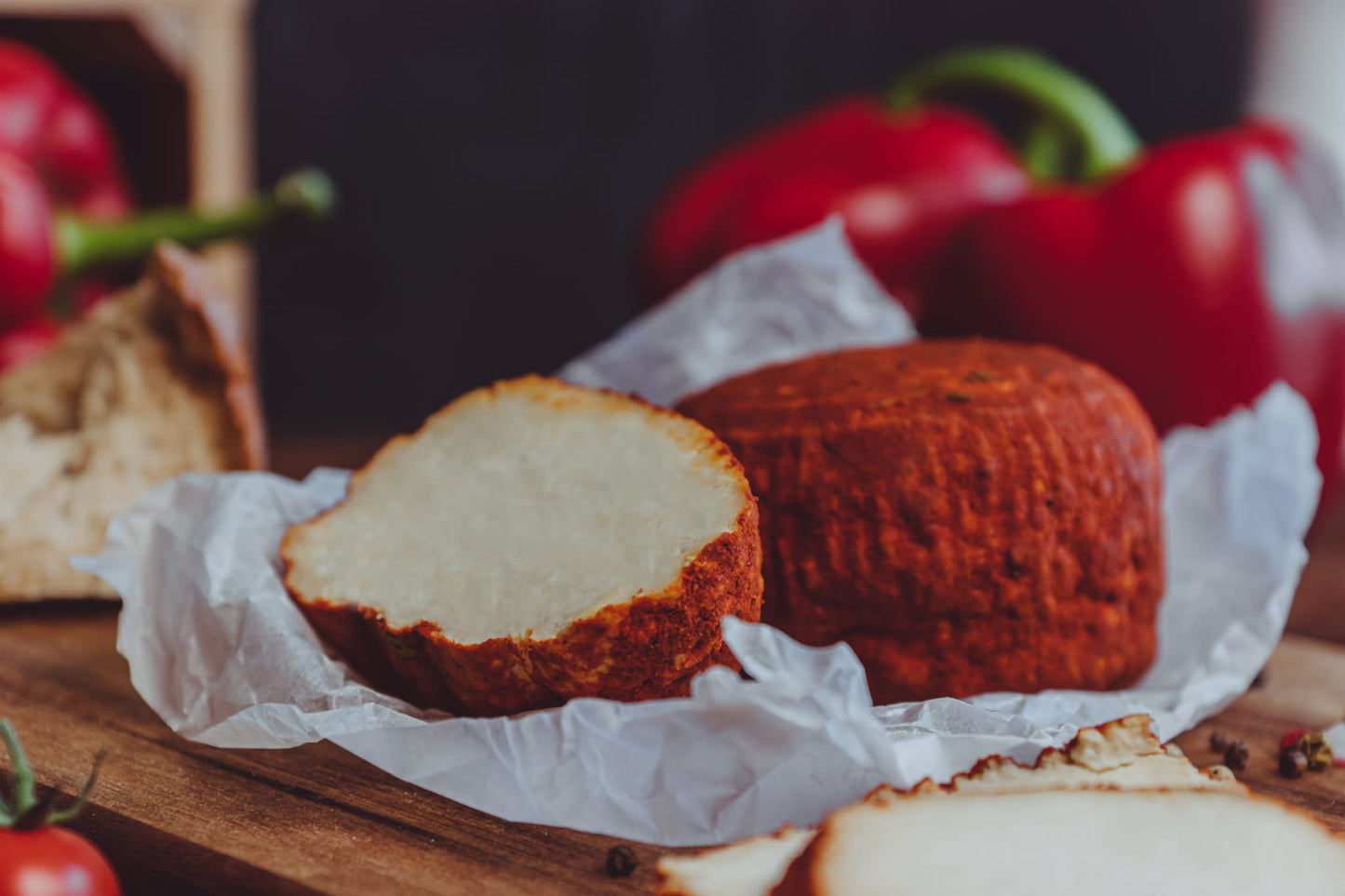 Wędzony ser solankowy z papryką ostrą (ok. 200 g)